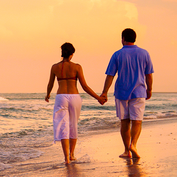 Pareja paseando en Costa Adeje