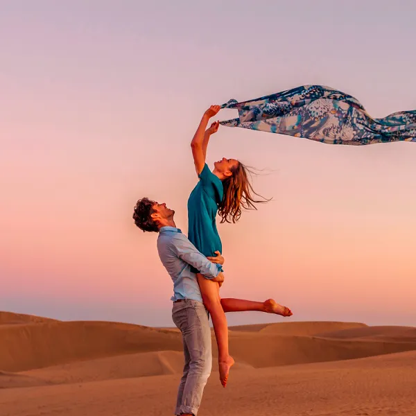 Pareja en las dunas de Fuerteventura