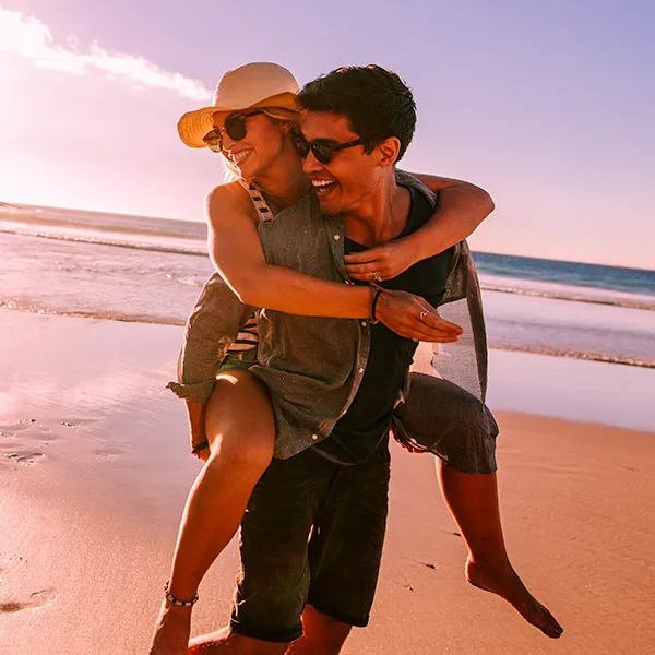 Pareja disfrutando en Playa de Las Canteras