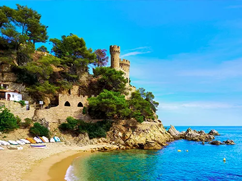 Strand van Lloret met kasteel d’en Plaja