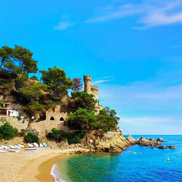 Strand van Lloret met kasteel d’en Plaja