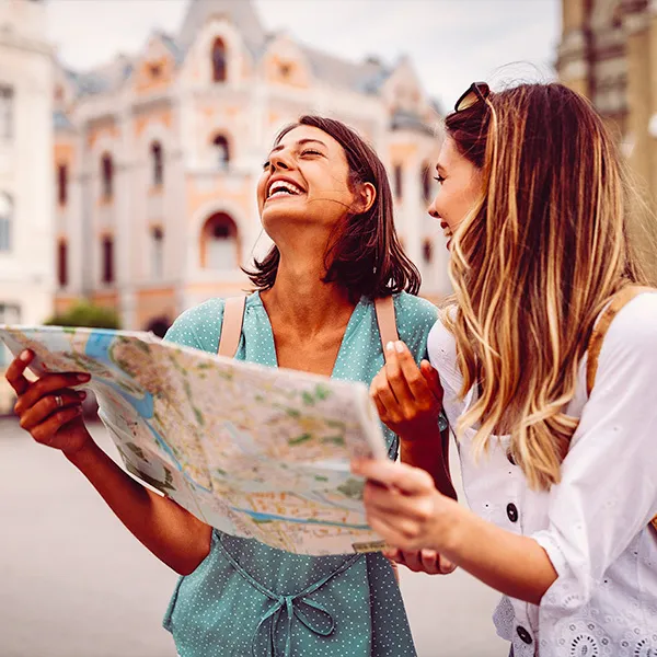 Chicas haciendo turismo en Madrid