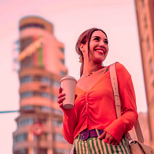 Frau auf der Gran Vía in Madrid