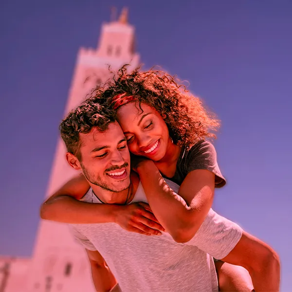 Pareja descubriendo Marrakech