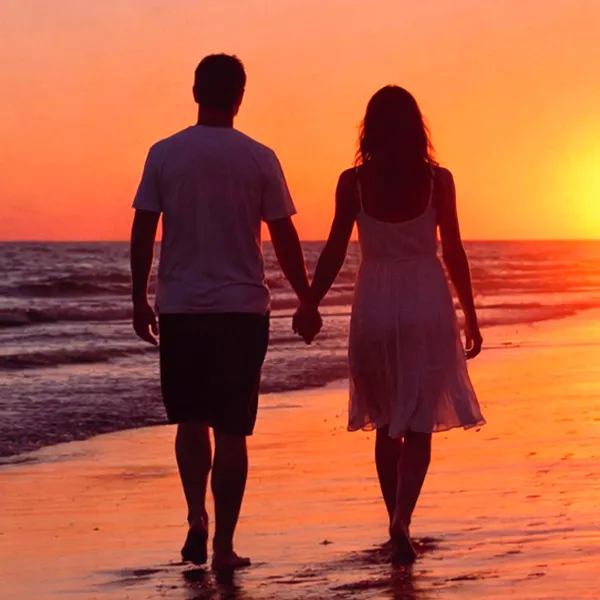 Pareja en Playa Arenal