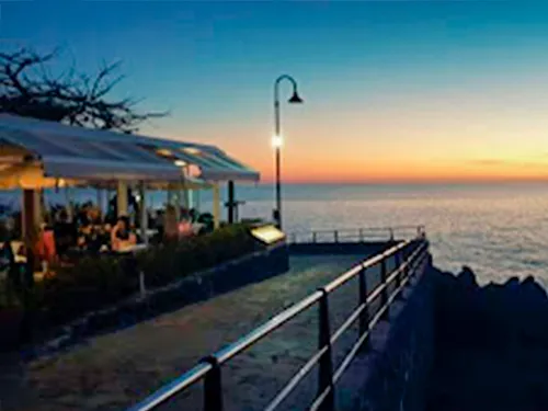 Paseo marítimo y puerto viejo