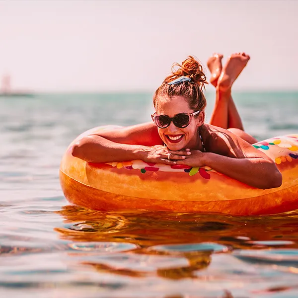 Mujer bañandose en Puerto Santiago
