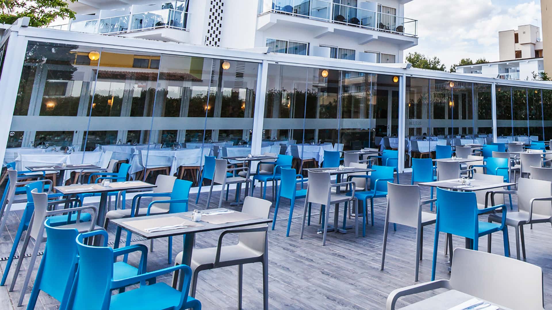 terraza restaurante bluesea cala millor